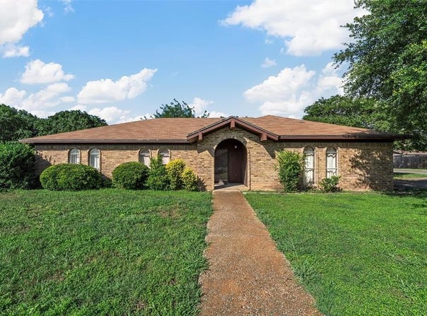300 Travis Lane, Hewitt, TX 76643