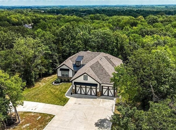 1807 SW Cemetery Road, Oak Grove, MO 64075
