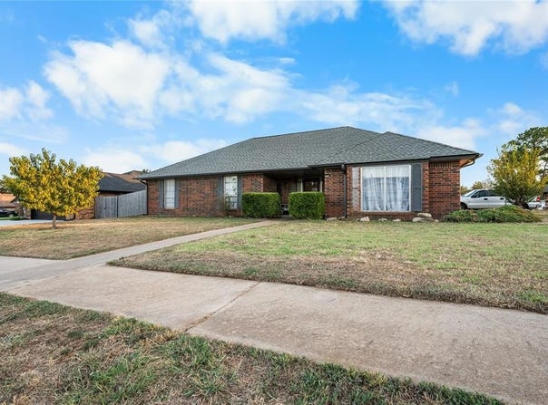 1816 N Lincoln Avenue, Moore, OK 73160