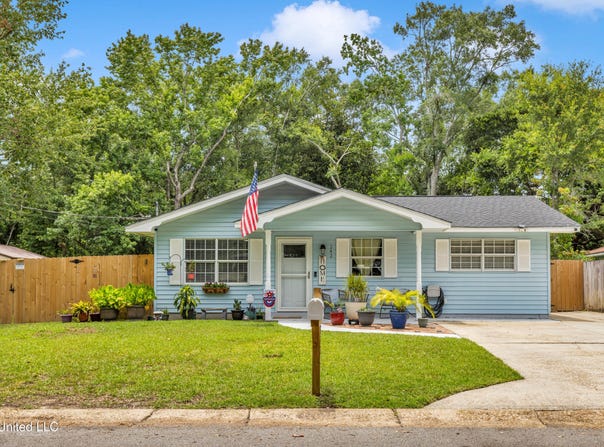 242 Woodland Circle, Ocean Springs, MS 39564