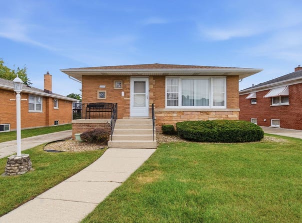 4524 W 100th Place, Oak Lawn, IL 60453