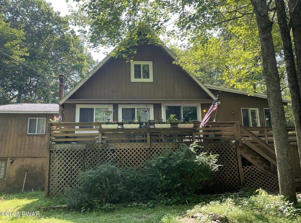 124 Roundhill Road, Dingmans Ferry, PA 18328