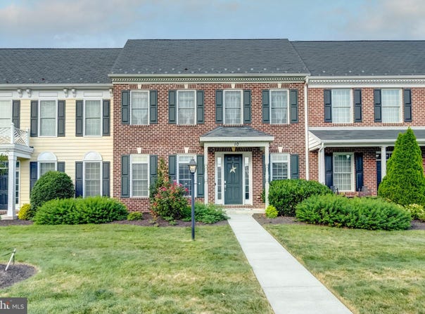 10 JAMESTOWN Square, MECHANICSBURG, PA 17050
