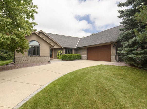 S22w36236 Countryside Ln, Dousman, WI 53118