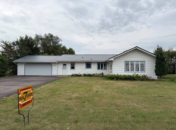225 1st St. SW, Leeds, ND 58346