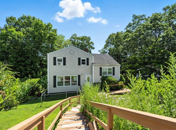 21 Bruce Ln, Valhalla, NY 10595
