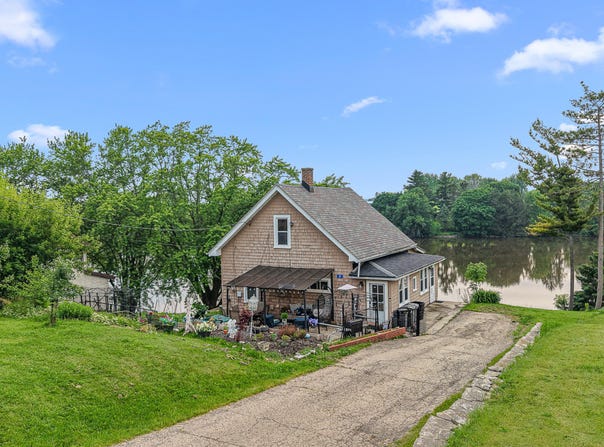 21 S Elm St, Mayville, WI 53050
