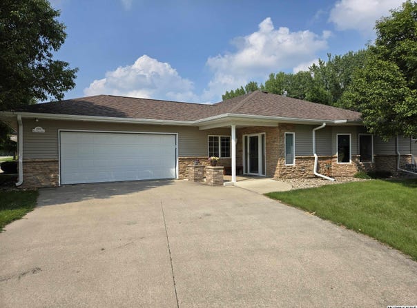 2220 W State, MASON CITY, IA 50401