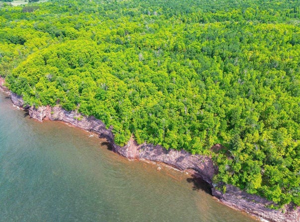 17 AC ON Lake, Ironwood, MI 49938