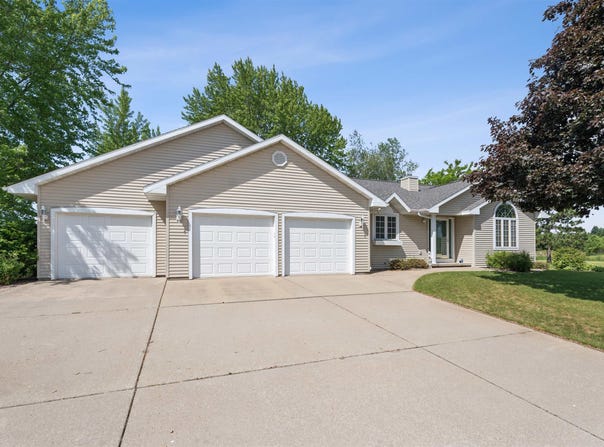 1500 FOXFIRE Court, WAUPACA, WI 54981