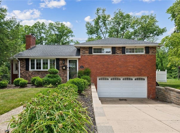 821 Somerville Dr, St Clair, PA 15243