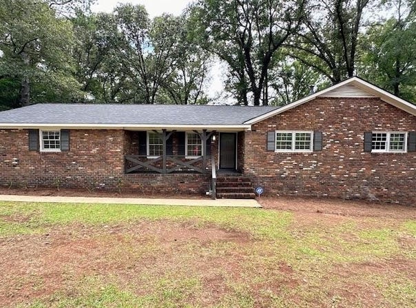 106 Hawthorne St, Talladega, AL 35160