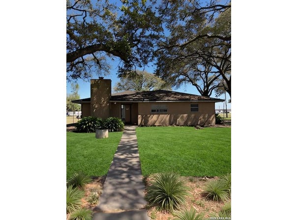 1946 9th, Hempstead, TX 77445