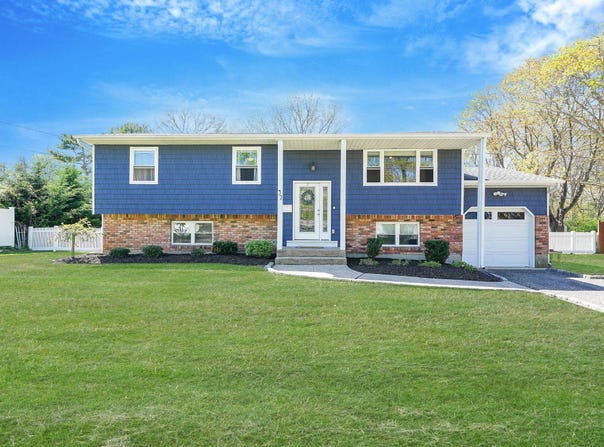 32 Country Greens Drive, Bellport, NY 11713