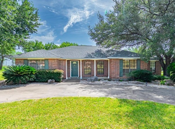 10416 Seventh St, Pettus, TX 78146