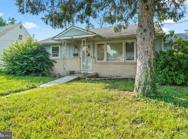 601 W EVESHAM AVENUE, MAGNOLIA, NJ 08049