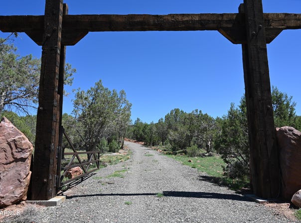 5556 W Refuge Road, Seligman, AZ 86337