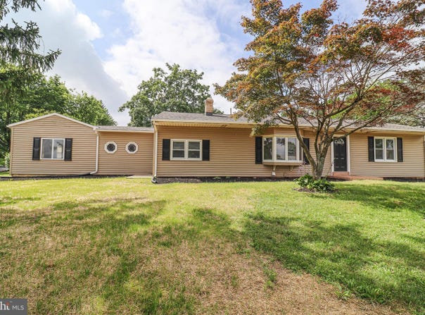7821 SKYLINE DRIVE, HARRISBURG, PA 17112