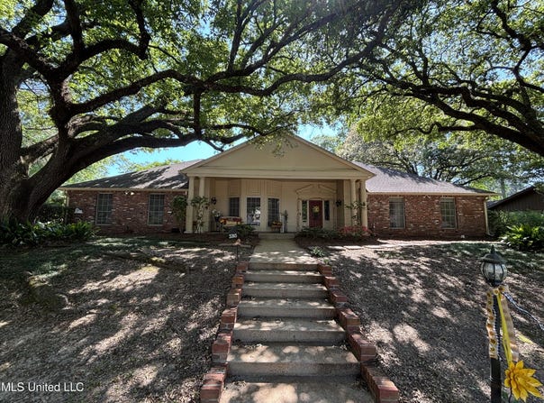 5365 River Thames Road, Jackson, MS 39211