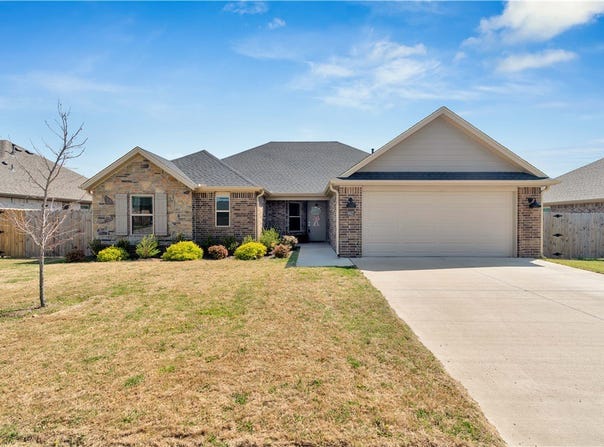 902 Sugar Pine Avenue, Tontitown, AR 72762