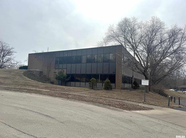 2040 Hill Meadows Drive, Springfield, IL 62702