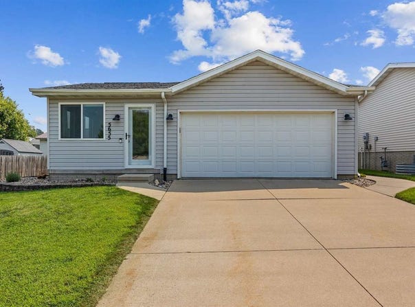 5655 Deerwood St SW, IA 52404