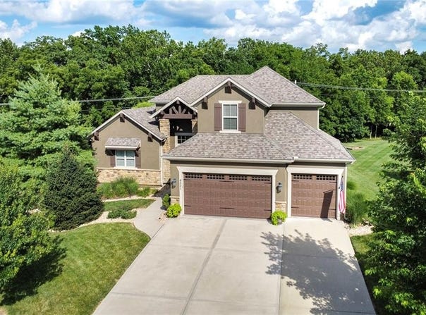 4521 LAKECREST Drive, Shawnee, KS 66218