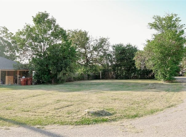 605 Svoboda Street, Bonham, TX 75418