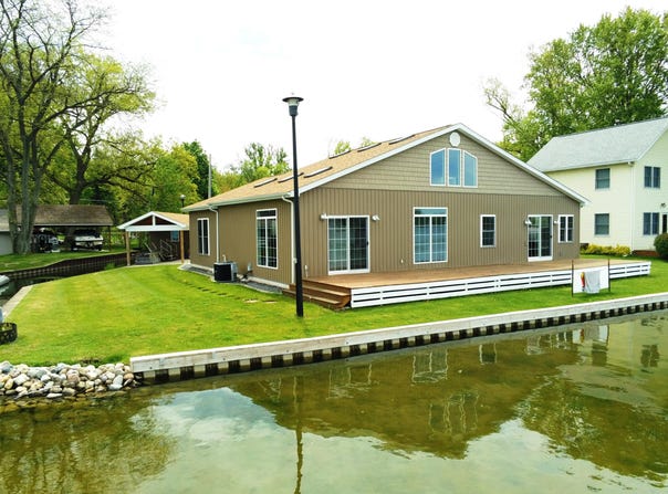 216 Sandalwood Drive, Quincy, MI 49082
