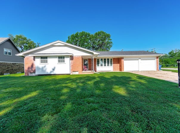 755 N Farmington Dr, Derby, KS 67037