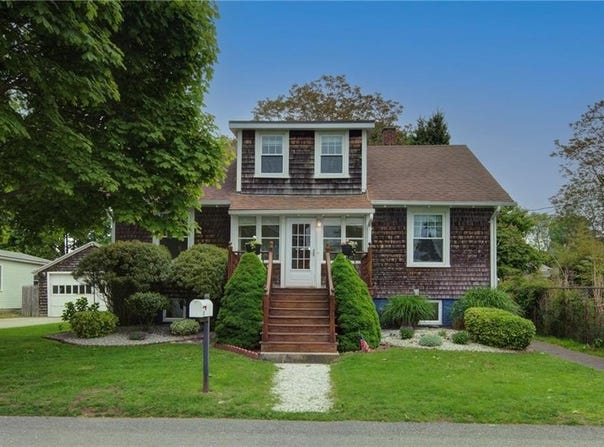 25 Renfrew Avenue, Middletown, RI 02842