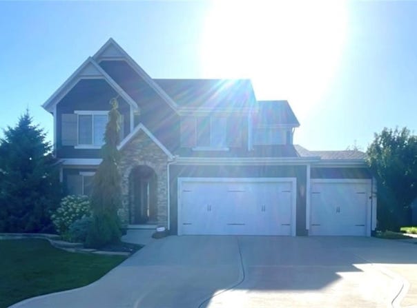 16334 S Summertree Lane, Olathe, KS 66062