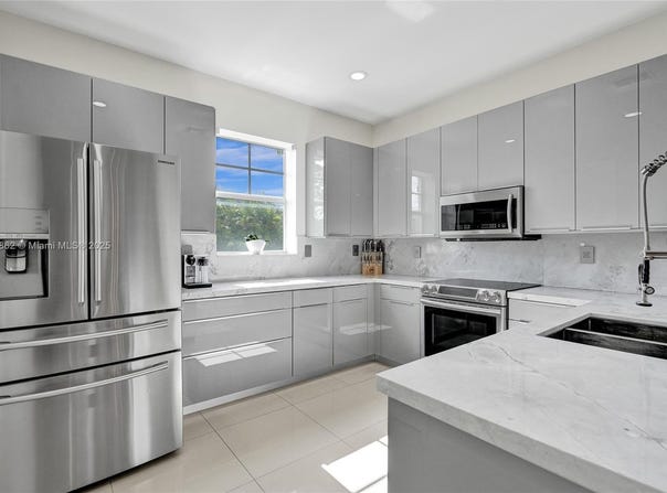 1033 NE 17th Way, Fort Lauderdale, FL 33304