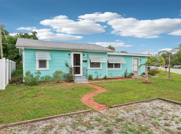 1301 NORTH AVENUE, TAVARES, FL 32778