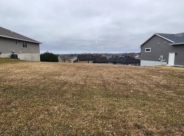 4210 Fieldcrest Dr, Sioux City, IA 51103