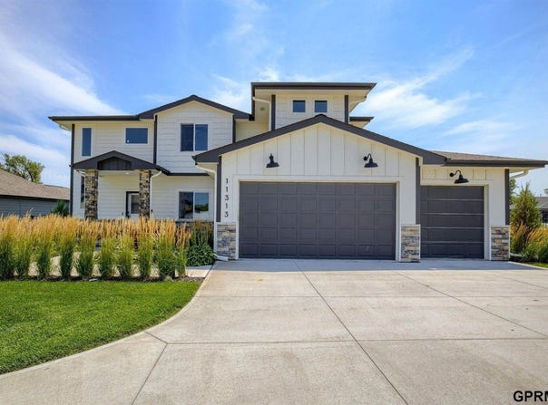 11313 Sunburst Drive, Papillion, NE 68046