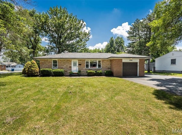 206 W Bethalto Boulevard W, Bethalto, IL 62010
