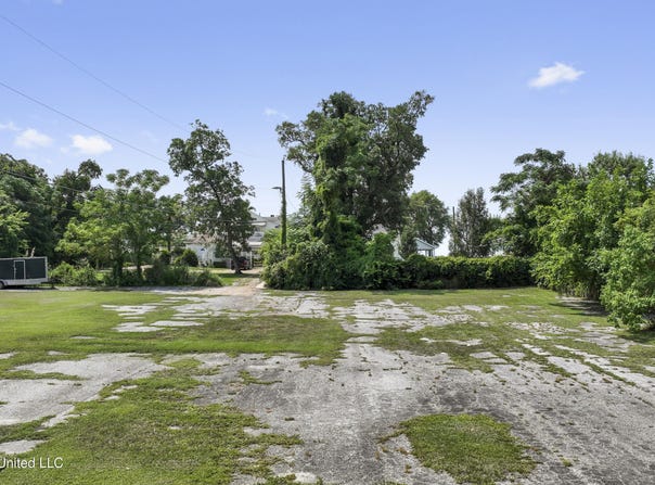 2nd Street, Pass Christian, MS 39571