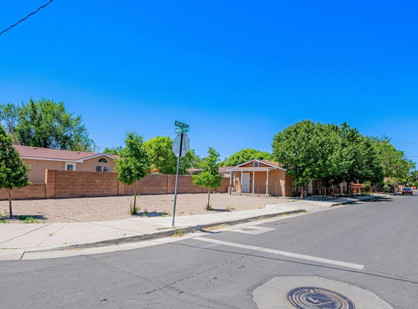 704 Pacific Avenue SW, Albuquerque, NM 87102
