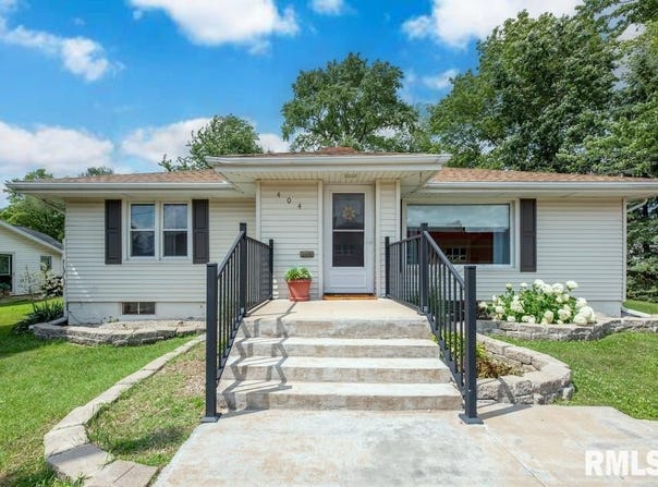 404 E 5TH Street, Mackinaw, IL 61755