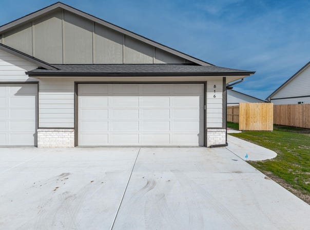 816 S Jay St, Valley Center, KS 67147-8948