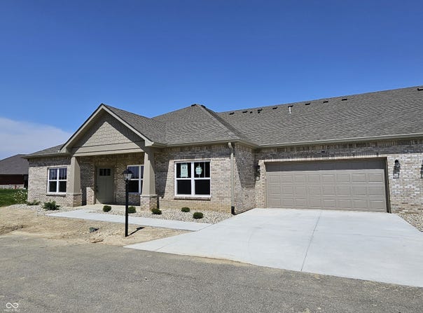 2327 Saddle Drive, Shelbyville, IN 46176