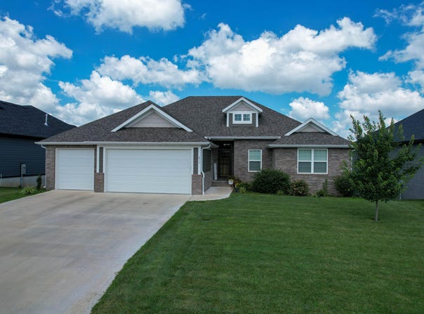 677 N Fox Hill Circle, Nixa, MO 65714