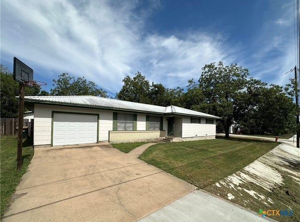 725 S Pecan, Moulton, TX 77975