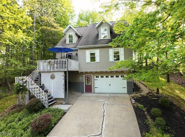 677 Floral Valley E, Howard, OH 43028