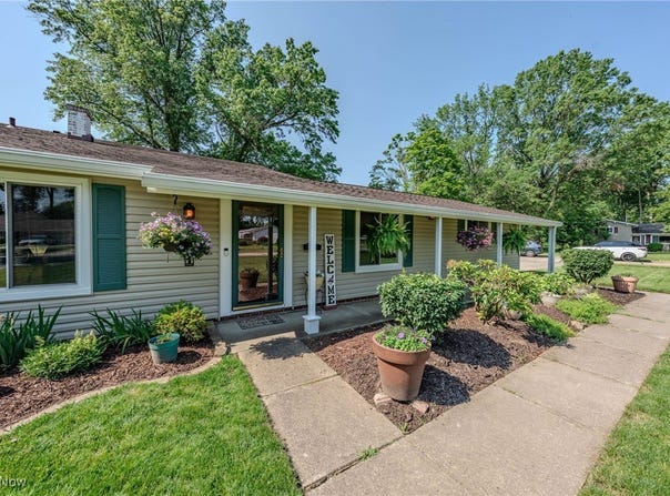 25171 Doe Drive, North Olmsted, OH 44070
