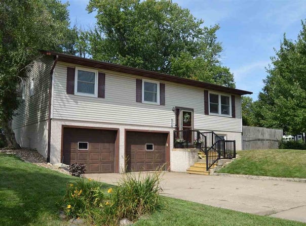 20 E Zeller St, IA 52317