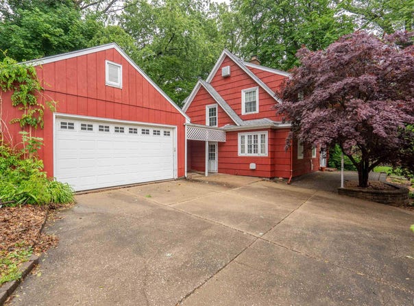 204 GREENWOOD Avenue, Bettendorf, IA 52722