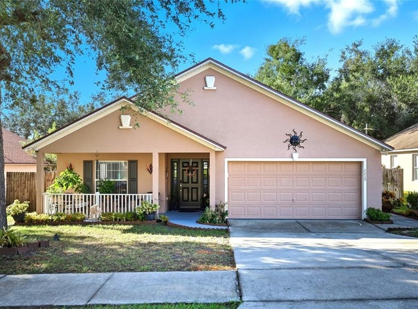 2219 MERRY RD, TAVARES, FL 32778