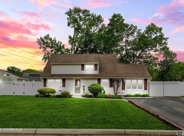 27 Sunrise Road, Old Bridge, NJ 08857